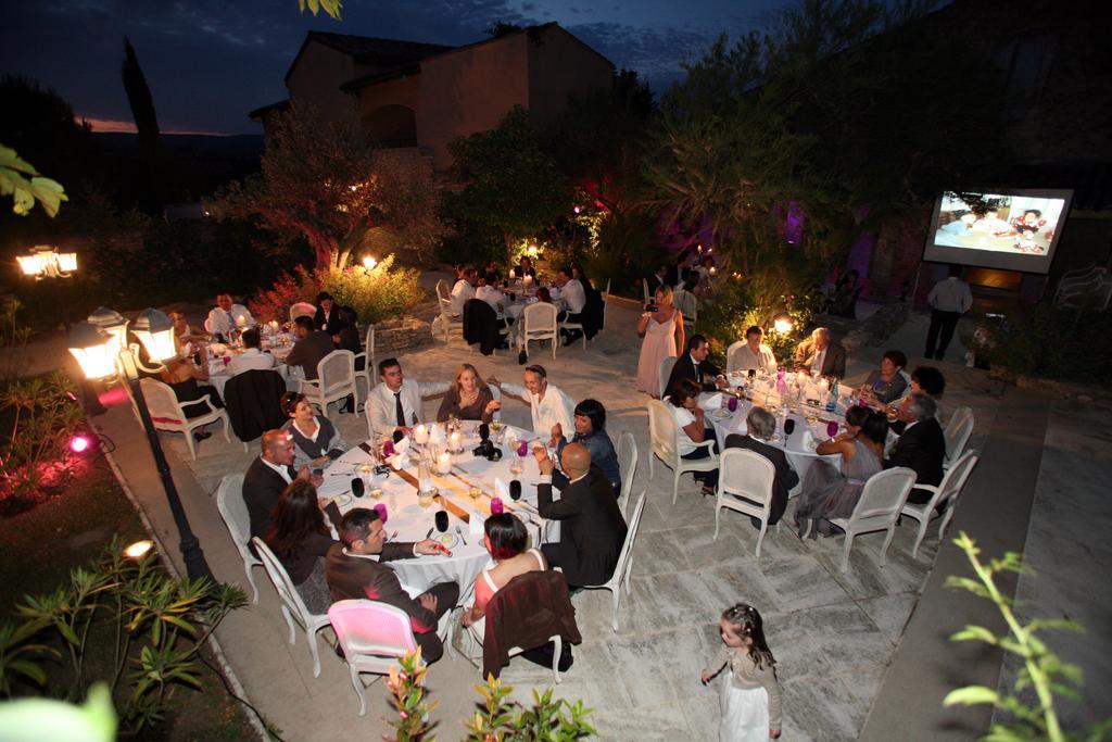 Hostellerie Le Roy Soleil Menerbes Exterior photo